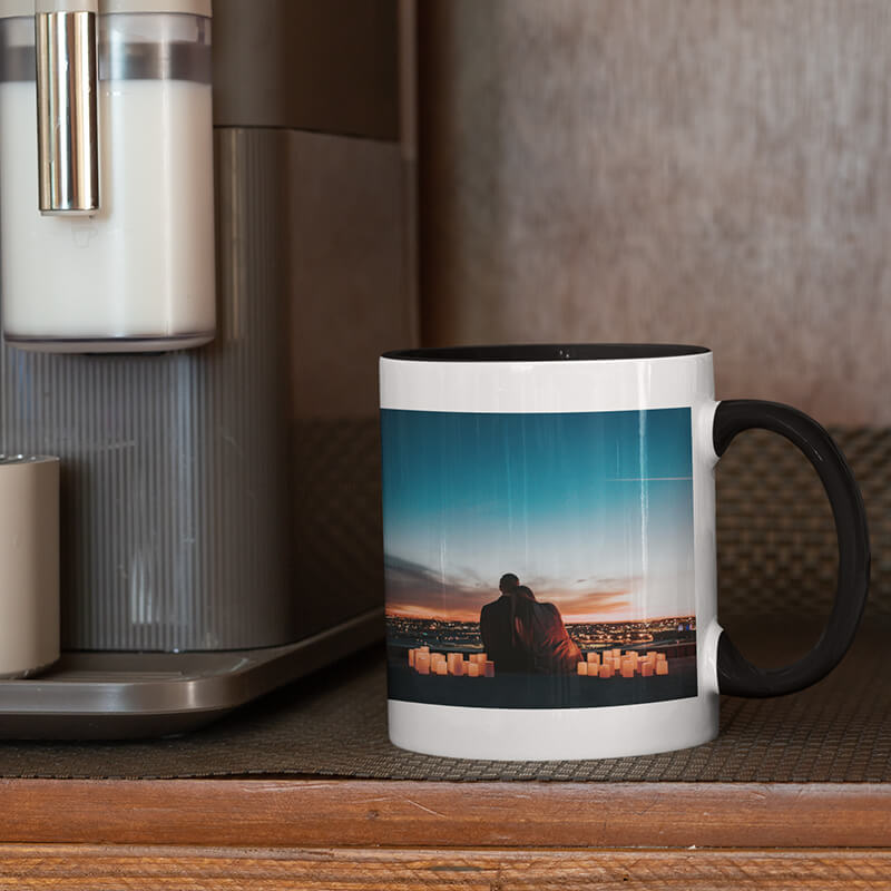 Cană cu interiorul și toarta neagră