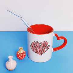 Cană cu toarta în formă de inimă roșie