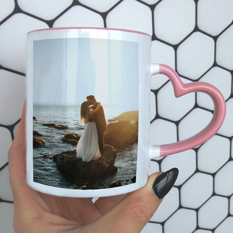 Cană cu toarta în formă de inimă roz