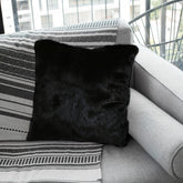 Pernă pătrată cu blană neagră