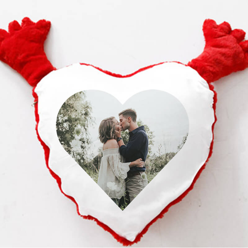 Pernă în formă de inimă cu blană roșie și mâini