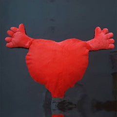 Pernă în formă de inimă cu blană roșie și mâini